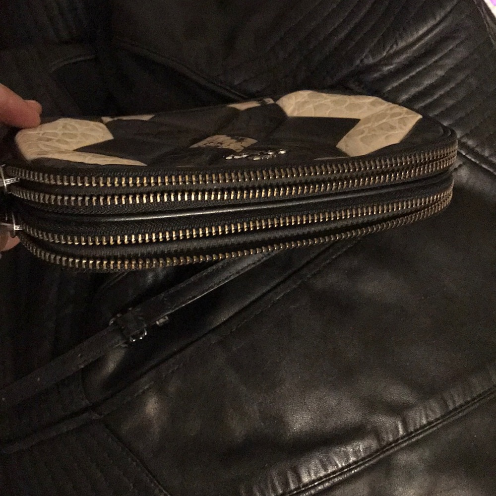 Cute black/cream Coach Canyon Quilt crossbody!😍 - Picture 4 of 8